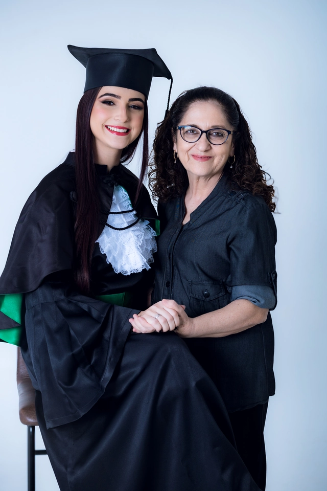 Formanda do ensino médio ao lado da mãe, retrato de ensaio de formatura em estúdio em Goiânia