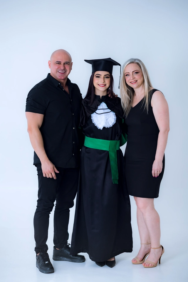 Formanda com o pai e a mãe, ensaio de formatura em estúdio em Goiânia