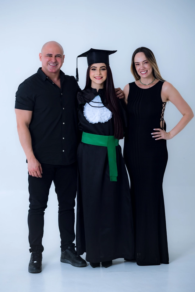 Formanda com o pai e outra parente, ensaio de formatura em estúdio