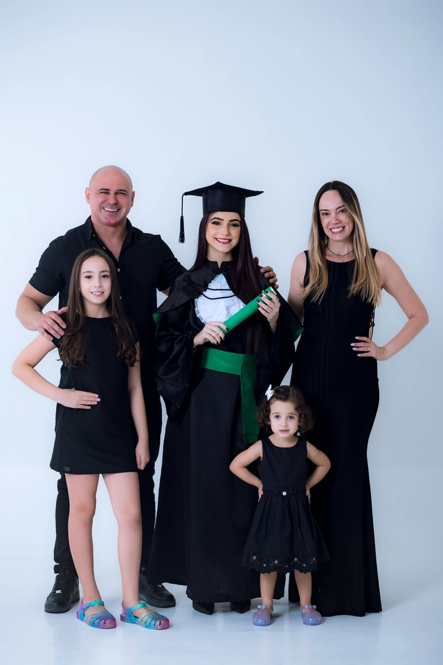 Família reunida com pai, mãe, formanda e as duas irmãs mais novas