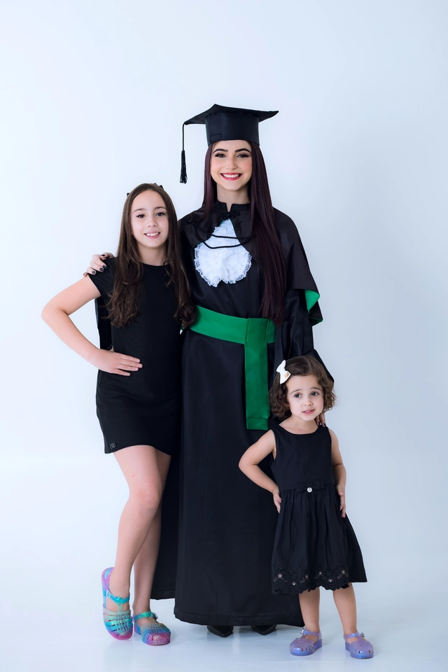 Formanda com as irmãs durante o ensaio de formatura em estúdio