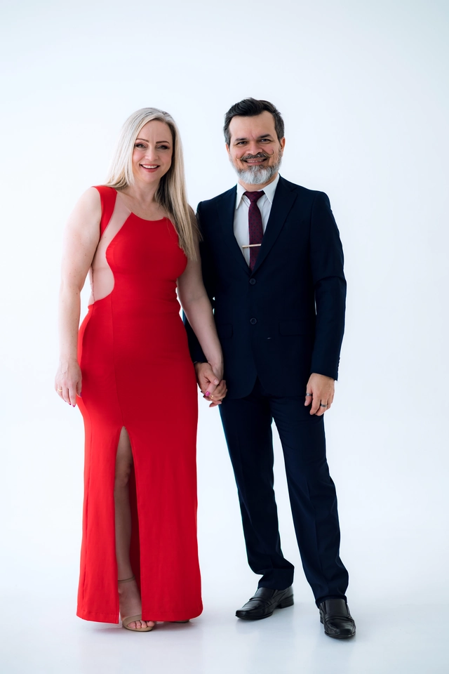 Casal de parentes da formanda, ela de vestido vermelho longo