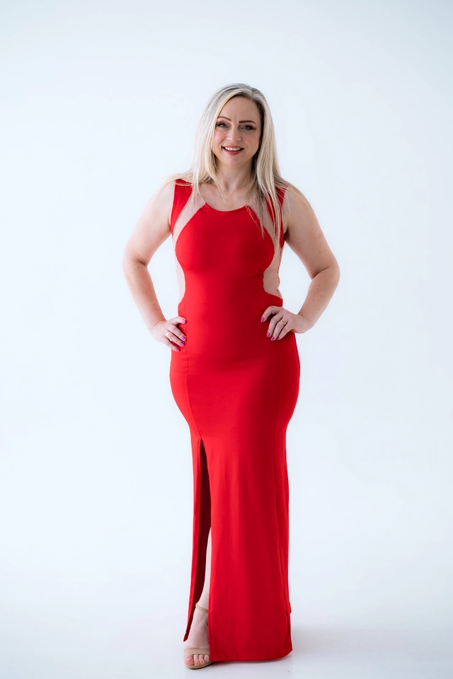 Retrato solo de parente da formanda, de vestido vermelho longo