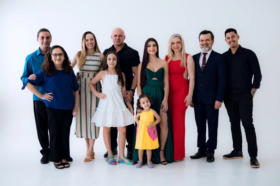 Formanda de vestido verde ao centro de toda a família reunida