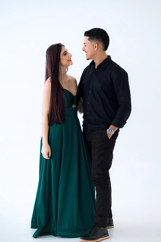 Formanda e namorado de perfil, se olhando de perto e sorrindo