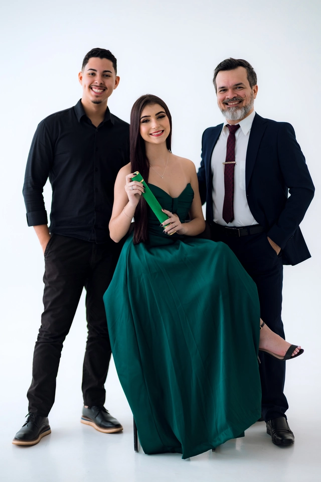 Formanda sentada com o namorado, mão apoiada no peito dele