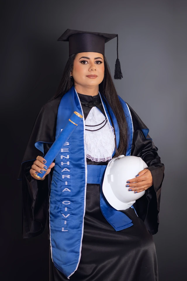 Retrato de formatura em Engenharia Civil, PUC Goiás, segurando o diploma, fundo escuro