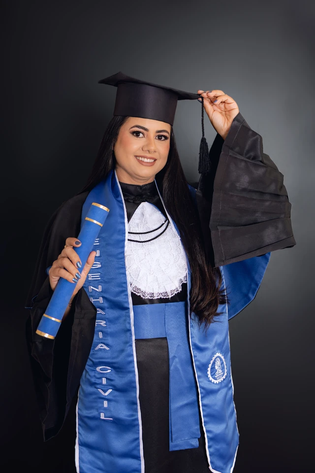 Formanda ajustando o capelo, segurando o diploma, retrato de formatura