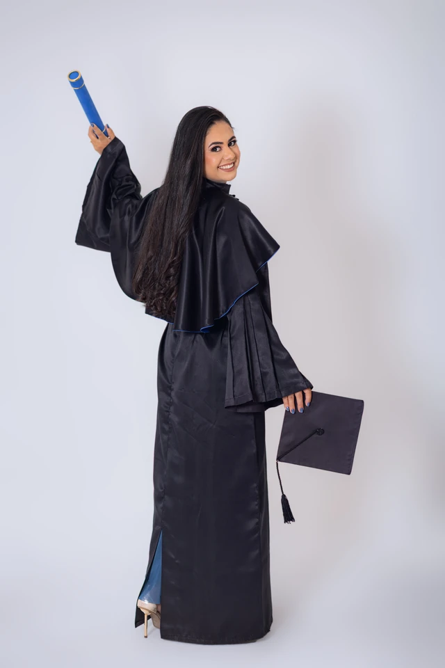 Formanda erguendo o diploma, retrato de corpo inteiro, fundo branco