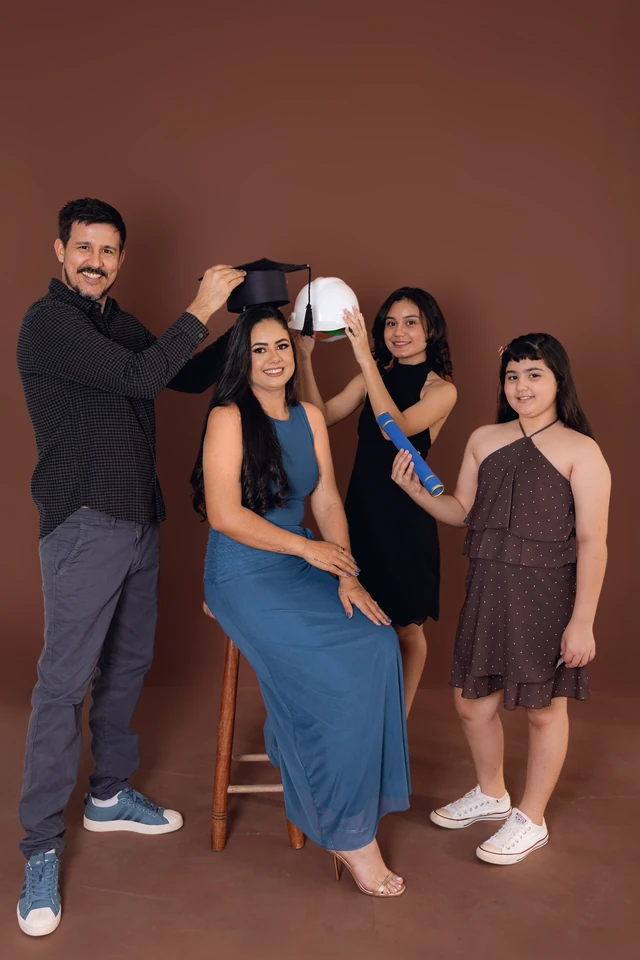 Formanda com toda a família, vestido azul, fundo marrom