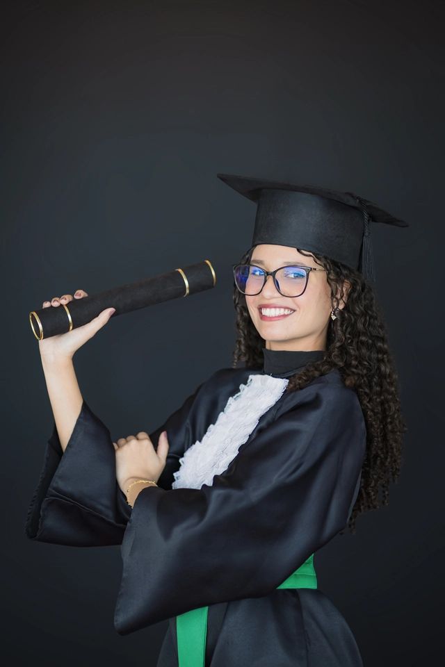 Retrato de formatura em Veterinária, UFG, com diploma nas mãos e fundo preto