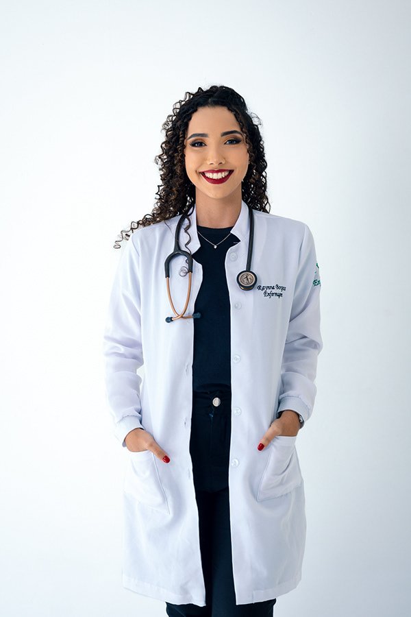 Pose em locação externa, ensaio de Rayane em Goiânia