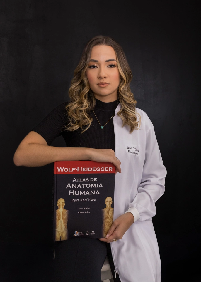 Pose em locação externa, ensaio de meio de curso de Fisioterapia, Sara, Goiânia