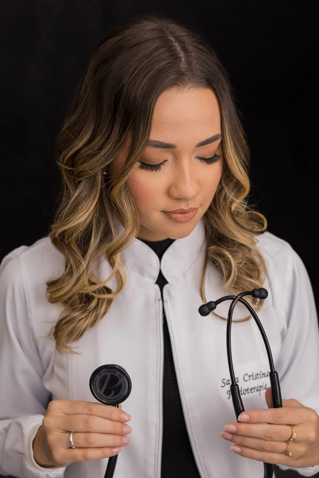 Pose em locação externa, ensaio de meio de curso de Fisioterapia, Sara, Goiânia